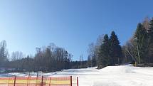 Do skiareálu v Radvanicích vyrazily letos převážně rodiny s dětmi. Hlavní sjezdovku přepůlil plotem majitel pozemku.