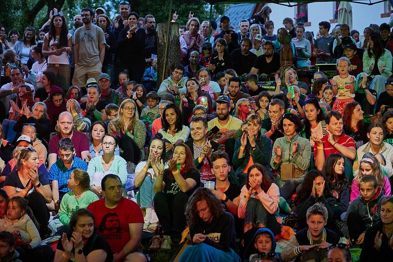 Koncert písničkáře Pokáče zahájil Kulturní léto na Štěrbově vile na Přehradě Les Království.