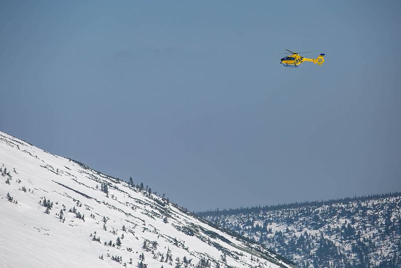 Vrtulník Letecké záchranné služby zachraňoval mladého skialpinistu ze Studniční jámy v Krkonoších.