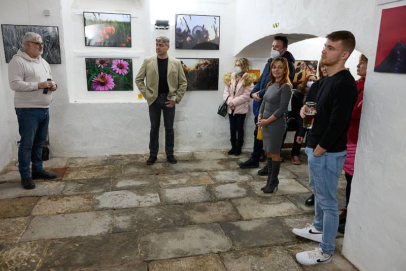 Vernisáž výstavy fotografií Michaely Kosáčkové v Galerii Draka v Trutnově.