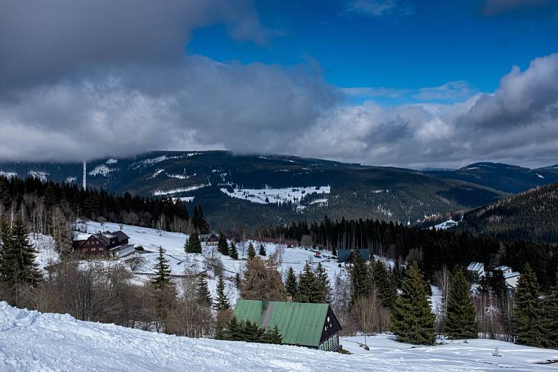 V Krkonoších i v polovině dubna panuje bílá zima.