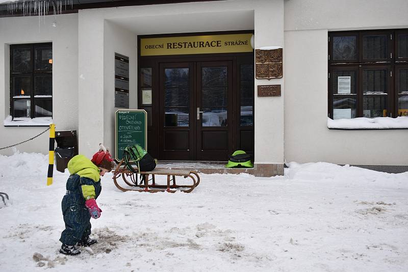 David Pintíř provozuje restauraci v budově obecního úřadu v krkonošském Strážném.