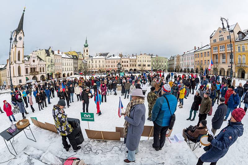 Demonstrace odpůrců protipandemických opatření v Trutnově na Krakonošově náměstí v neděli 23. ledna.