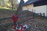 Lidé přinášeli svíčky, květiny, věnce a drobné dárky k chalupě prezidenta Václava Havla na Hrádečku.