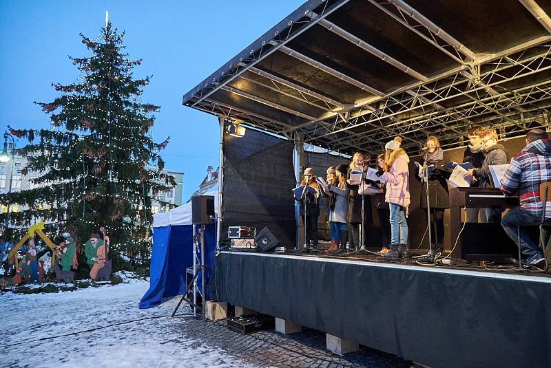 Trutnov před svátky: Malé adventní trhy v Uffu, vánoční trhy na Krakonošově náměstí.