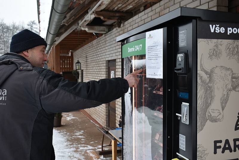 Na farmě v Prosečném si můžete koupit maso z automatu.