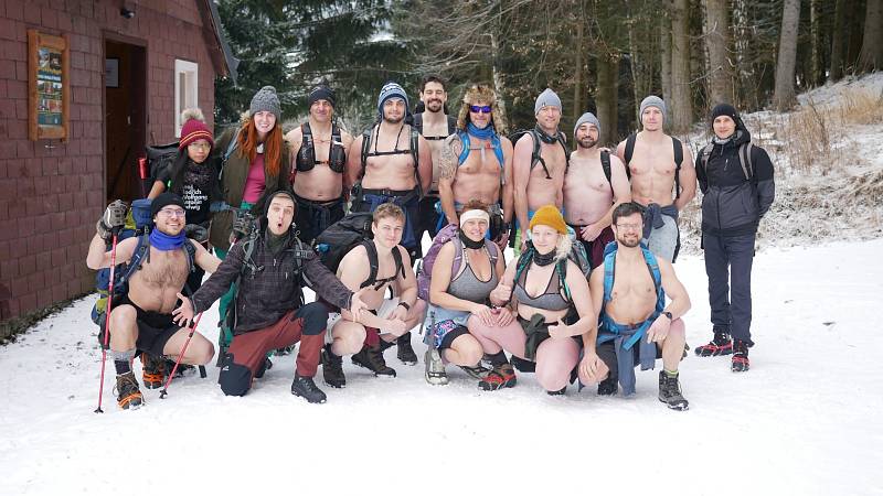 Potkat uprostřed zimy na vrcholu Sněžky skupinu “naháčů” je pro většinu lidí nevšední, téměř až bizarní zážitek.