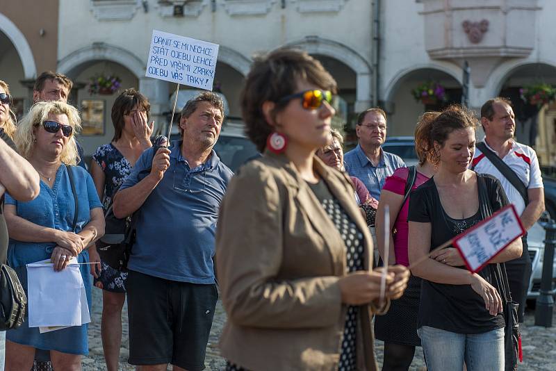 Protest proti Andreji Babišovi v Trutnově na Krakonošově náměstí.