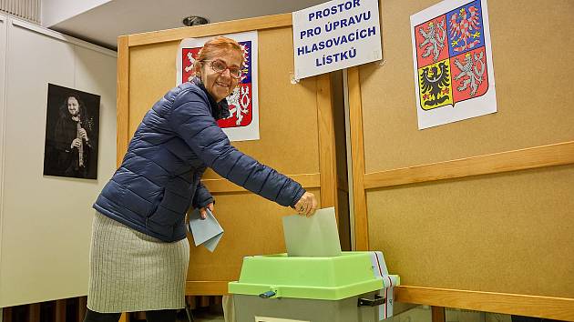 První voliči vyrazili hlasovat v pátek po 14. hodině v komunálních volbách v Trutnově přímo v budově radnice.