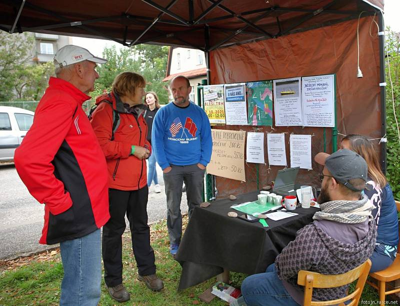 Otevřená farní zahrada ve Vrchlabí zvala na benefiční festival.