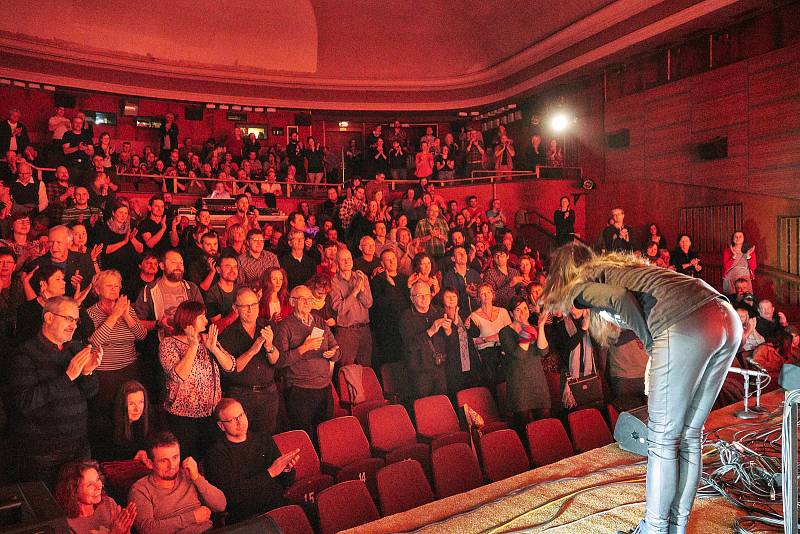 PRVNÍ KONCERT 21. trutnovského festivalu Jazzinec se odehrál ve čtvrtek v kině Vesmír. Sólově zahrála Lenka Dusilová a po ní vystoupili trumpetista Erik Truffaz a kytarista David Kollar.