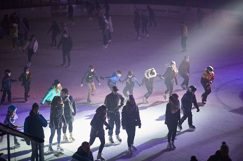 Ice párty na ledě trutnovského zimního stadionu.