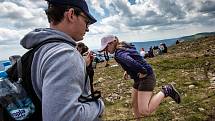 S vysokou návštěvností nejvyšší hory České republiky se pojí i problémy. Stovky turistů porušují zákaz vstupu a piknikují hned za cedulemi se zákazem.