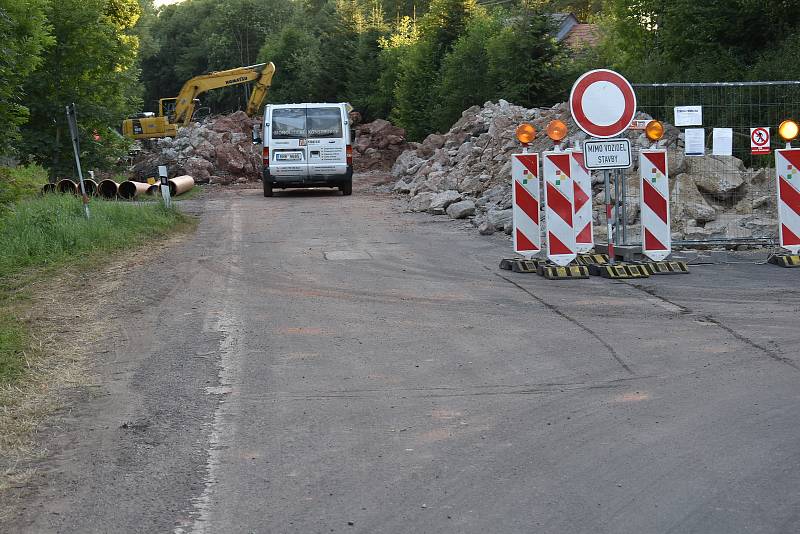 V Hertvíkovicích ŘSD momentálně opravuje most na silnici první třídy I/14. Příští rok se tam bude stavět cyklostezka s chodníkem.