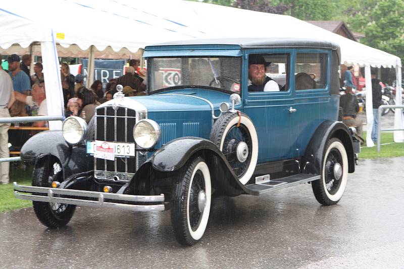 Soutěž historických automobilů a motocyklů v krkonošském Studenci byla skvostnou přehlídkou automobilových a motocyklových veteránů z předválečné a poválečné doby.