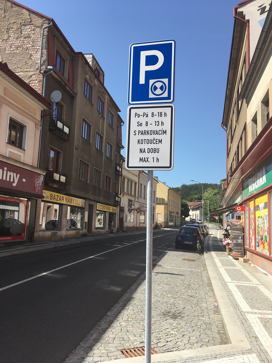 Úpice má nový systém parkování, řidiči si musí pořídit speciální kotouče -  Krkonošský deník