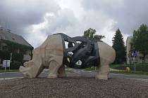 V křižovatce stojí socha nosorožce z pískovce a kovu.