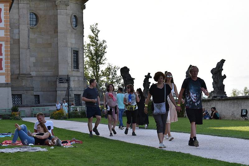 Letošní ročník Vinobraní na Kuksu byl jiný než ty předchozí. Víno neteklo po kaskádovém schodišti, stánky byly rozdělené do čtyř sektorů.