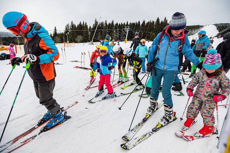 Skiareál Malá Úpa zahájil v sobotu lyžařskou sezonu na sjezdovce Pomezky.