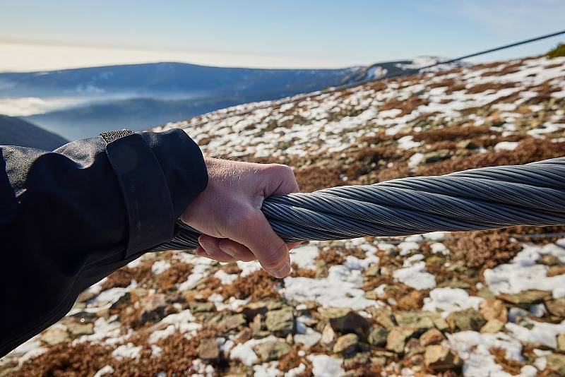 Vrtulník odstranil z lanovky na Sněžku jednu z podpěr ze vrcholové části. Další se rozebrala a zvýšila téměř o tři metry.