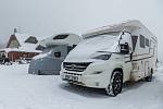 Parkoviště v Malé Úpě zaplnily karavany. V zimě tam však můžou parkovat mimořádně jen v současné době, kdy jsou uzavřené hotely a penziony.