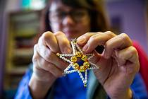 Piplačka. Výroba perličkových vánočních ozdob v Poniklé ve firmě Rautis prochází řetězcem ručních prací.