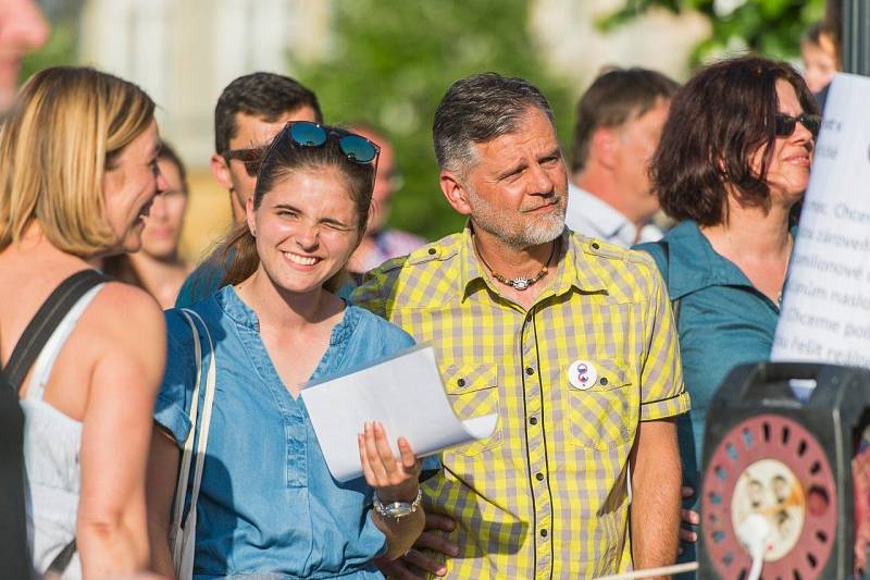 Z trutnovské demonstrace proti Babišovi.