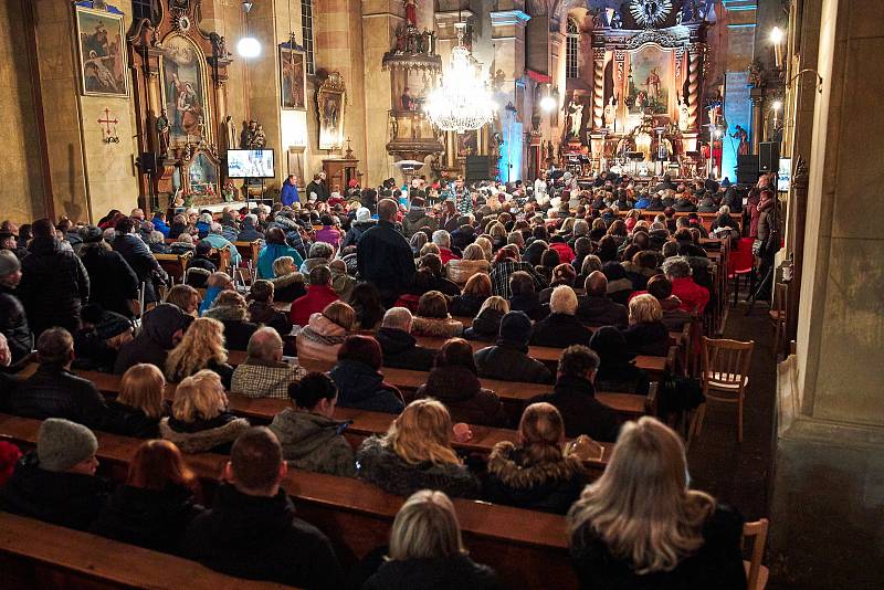 Tříkrálový koncert zpěvačky Moniky Absolonové a Boom!Bandu Jiřího Dvořáka naplnil kostel sv. Mikuláše v Horní Brusnici.