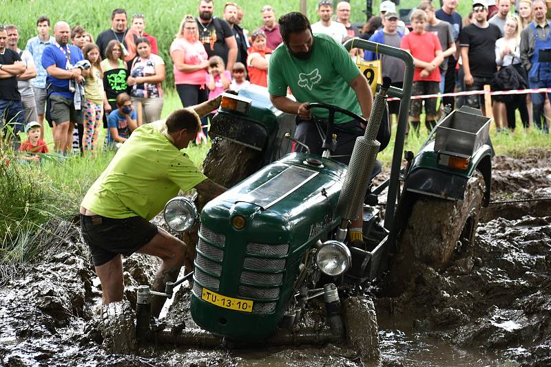 Traktoriáda ve Vítězné přinesla divácky atraktivní jízdu bahnem.