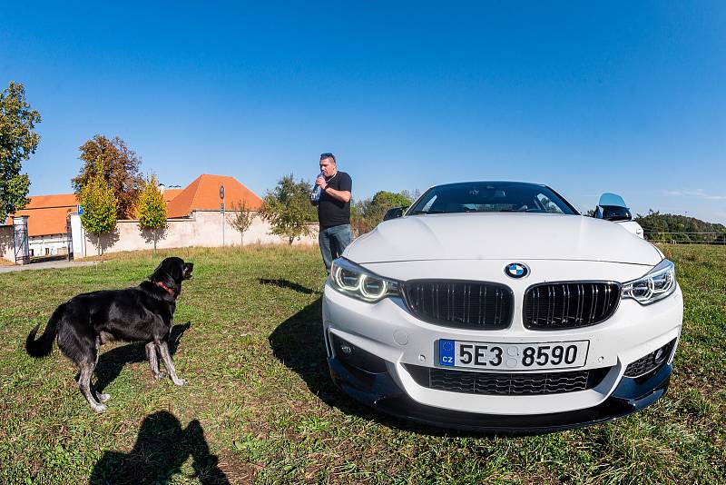 Setkání vozů BMW v areálu hospitálu Kuks.