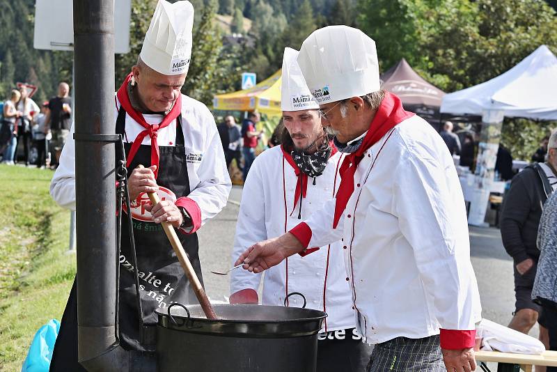 Gastronomická soutěž Krakonošův guláš byla letos jiná než v předchozích ročnících, vařilo se na různých místech Pece pod Sněžkou.