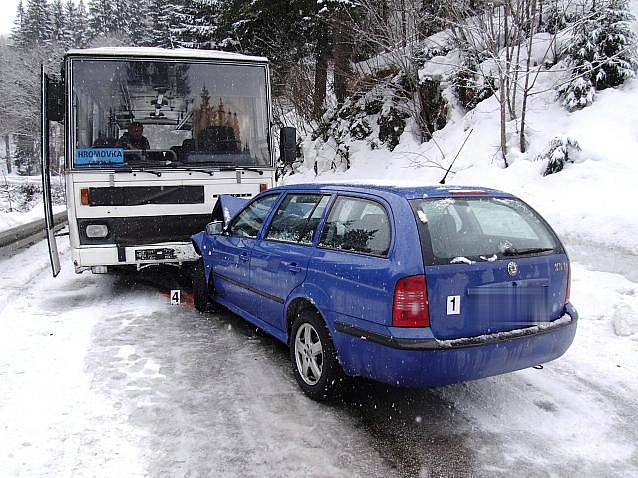 Škoda Octavia se střetla s autbusem