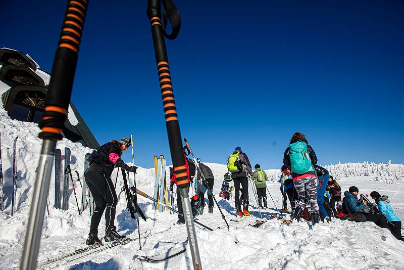 Slunečný víkend přilákal na hřebeny Krkonoš tisíce turistů, do terénu vyrazila řada skialpinistů.