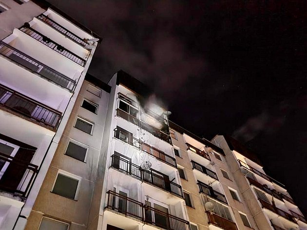 V bytě v šestém patře se při požáru zranil jeden člověk. Utrpěl lehčí popáleniny. Požár nad ránem likvidovalo osm hasičských jednotek.