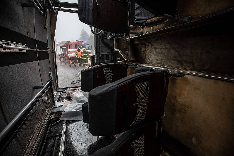 Na úzké silnici na hřebenech Krkonoš ležel převrácený autobus...