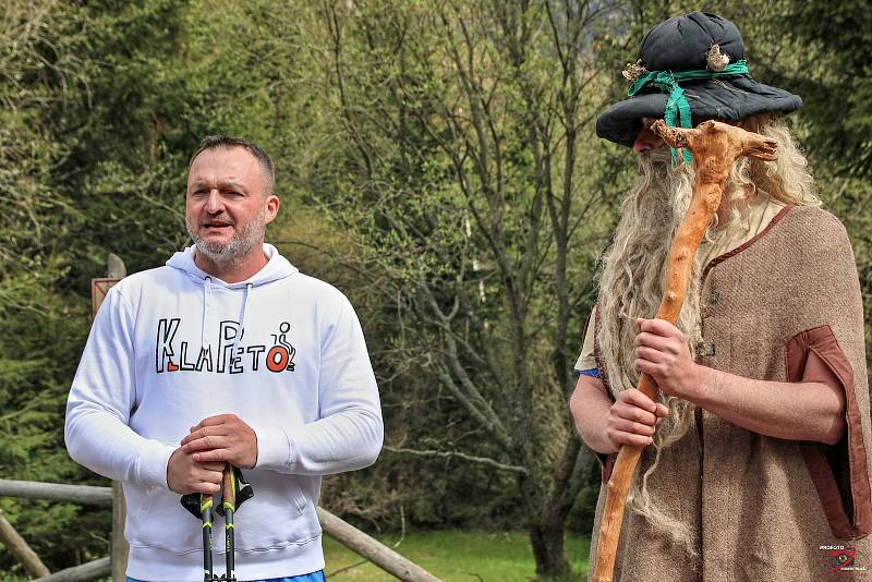 Sobotní charitativní výstup na Sněžku z Pece pod Sněžkou se letos konal pro trojčátka Amálku, Žofinku a Viktorku.