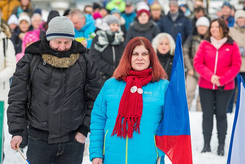 Demonstrace odpůrců protipandemických opatření v Trutnově na Krakonošově náměstí v neděli 23. ledna.