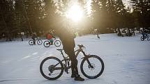 Při závodě Chinese Downhill sjížděli bikeři červenou sjezdovku ve Svatém Petru ve Špindlerově Mlýně.