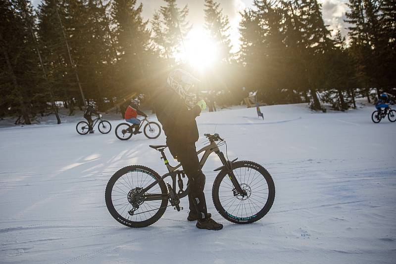 Při závodě Chinese Downhill sjížděli bikeři červenou sjezdovku ve Svatém Petru ve Špindlerově Mlýně.