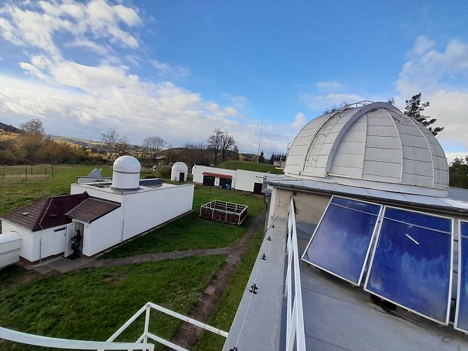 Hvězdárna v Úpici otevřela v pondělí 6. listopadu návštěvnické a odborné pozorovací centrum. Moderní stavba vybudovaná Královéhradeckým krajem za necelých 5 milionů korun soustředí většinu astronomických pozorovacích výstupů do jednoho místa. Návštěvníkům