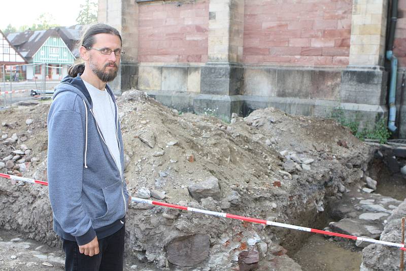 Archeolog Muzea Podkrkonoší v Trutnově Ondřej Tůma nalezl pozůstatky dosud neznámého gotického kostelíku ve Vrchlabí.