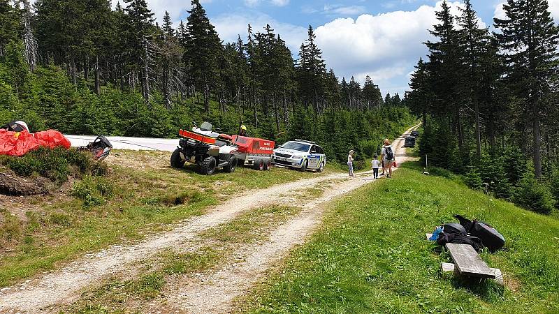 Paraglidista zůstal viset po startu na stromě na Černé hoře, dolů mu pomohli hasiči.