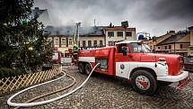 Požár zničil střechu domu na náměstí ve Dvoře Králové nad Labem.