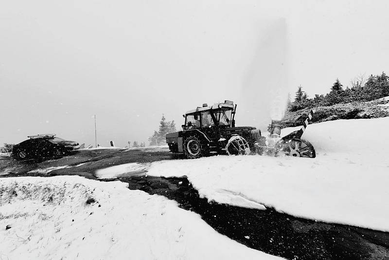 Silničáři v úterý 5. května odhrnovali sníh z horské silnice z Horních Míseček na Zlaté návrší a dále až k Labské boudě.