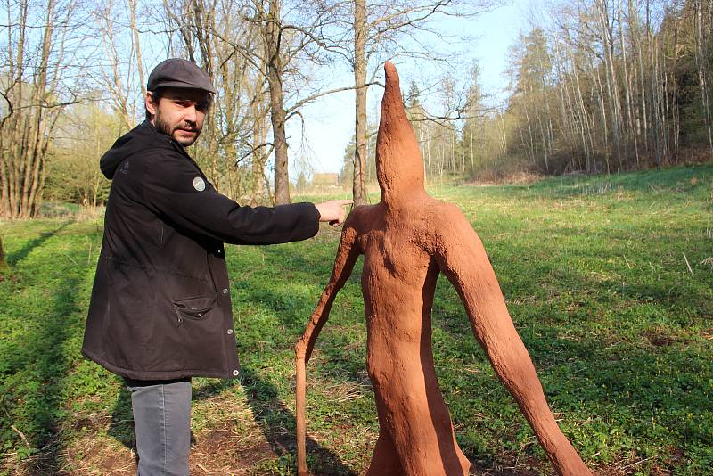 JAN MACEK SE SKŘÍTKEM. Nejnovější dílo trutnovského umělce zdobí Dračí rokli.