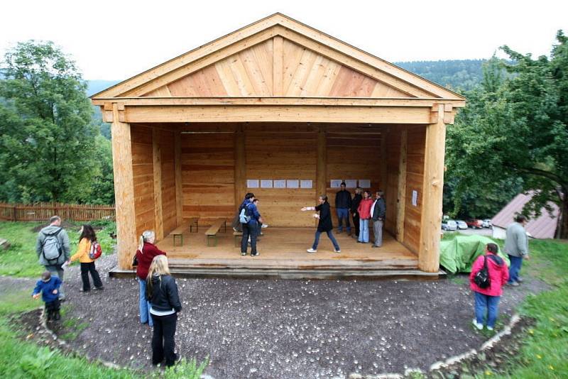 DOTEK. Z bývalé fary v Horním Maršově je nyní Dům obnovy tradic, ekologie a kultury. 