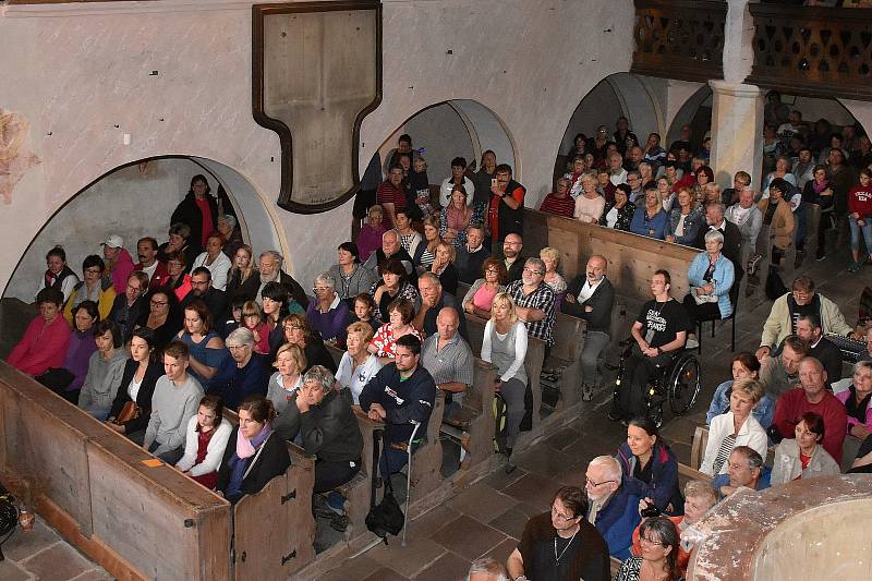 Koncert Szidi Tobias ve starém maršovském kostele.