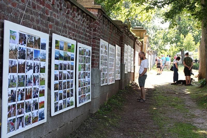 Uznávaný fotograf Bohdan Holomíček vystavil v sobotu fotky na hřbitovní zdi v Mladých Bukách.