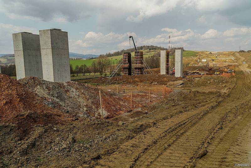 Výstavba úseku rychlostní silnice S3 v Polsku u města Kamienna Góra.