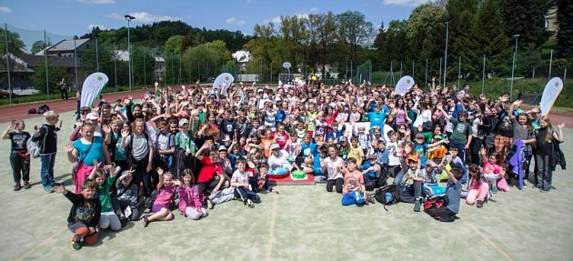 KUPA DĚTÍ si přišla v Hostinném zasoutěžit a poměřit síly s olympionikem Jiřím Prskavcem, jenž se v Krkonoších rozhodně nenudil. 